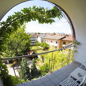 hostel-greenslo.hotels-in-ljubljana.com/